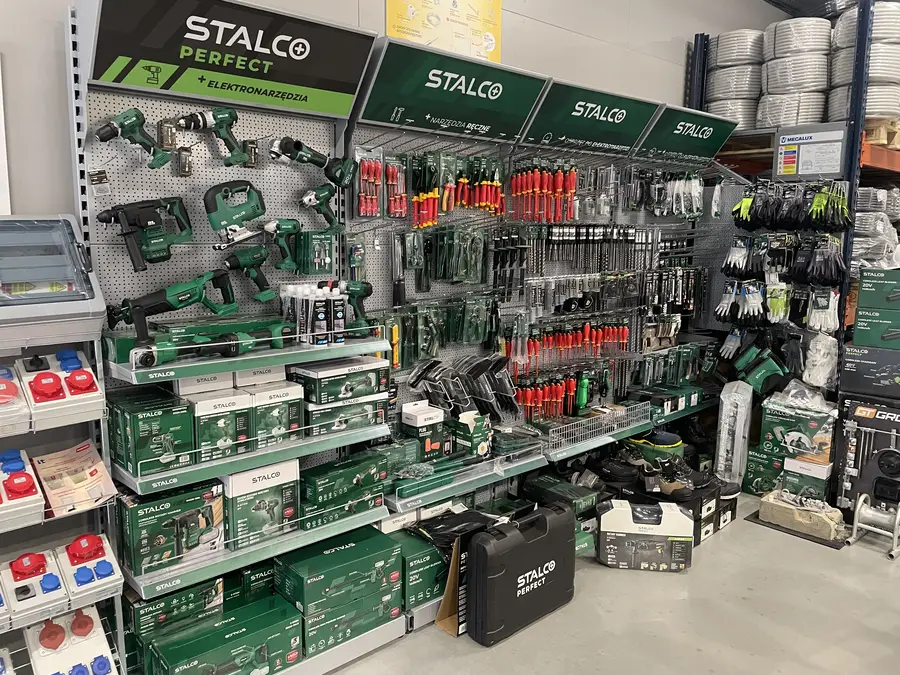 Elektronarzędzia STALCO Perfect i rękawice robocze na sali sprzedaży KAMARU